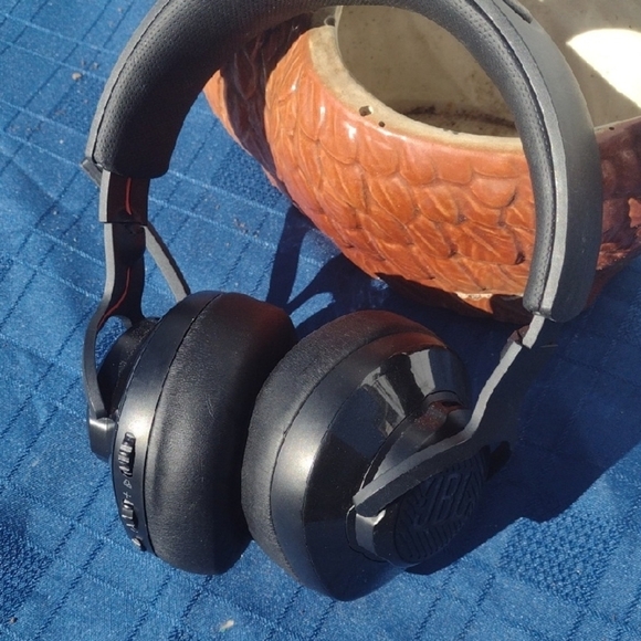 JBL Black Over-Ear gaming Headset Quantum NWOT
